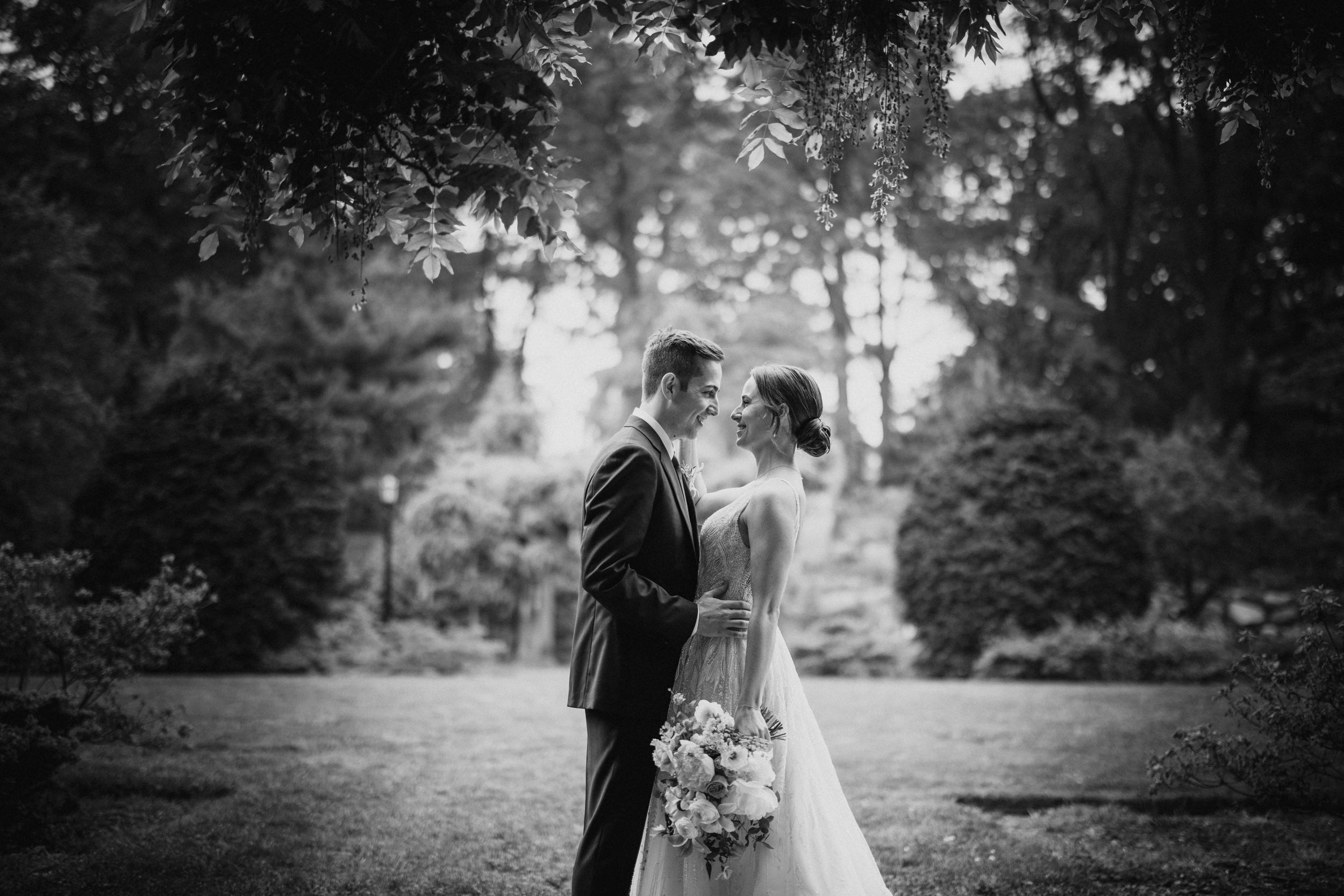 Black-and-white photo of a wedding couple in the rain at the Brooklyn botanic Garden