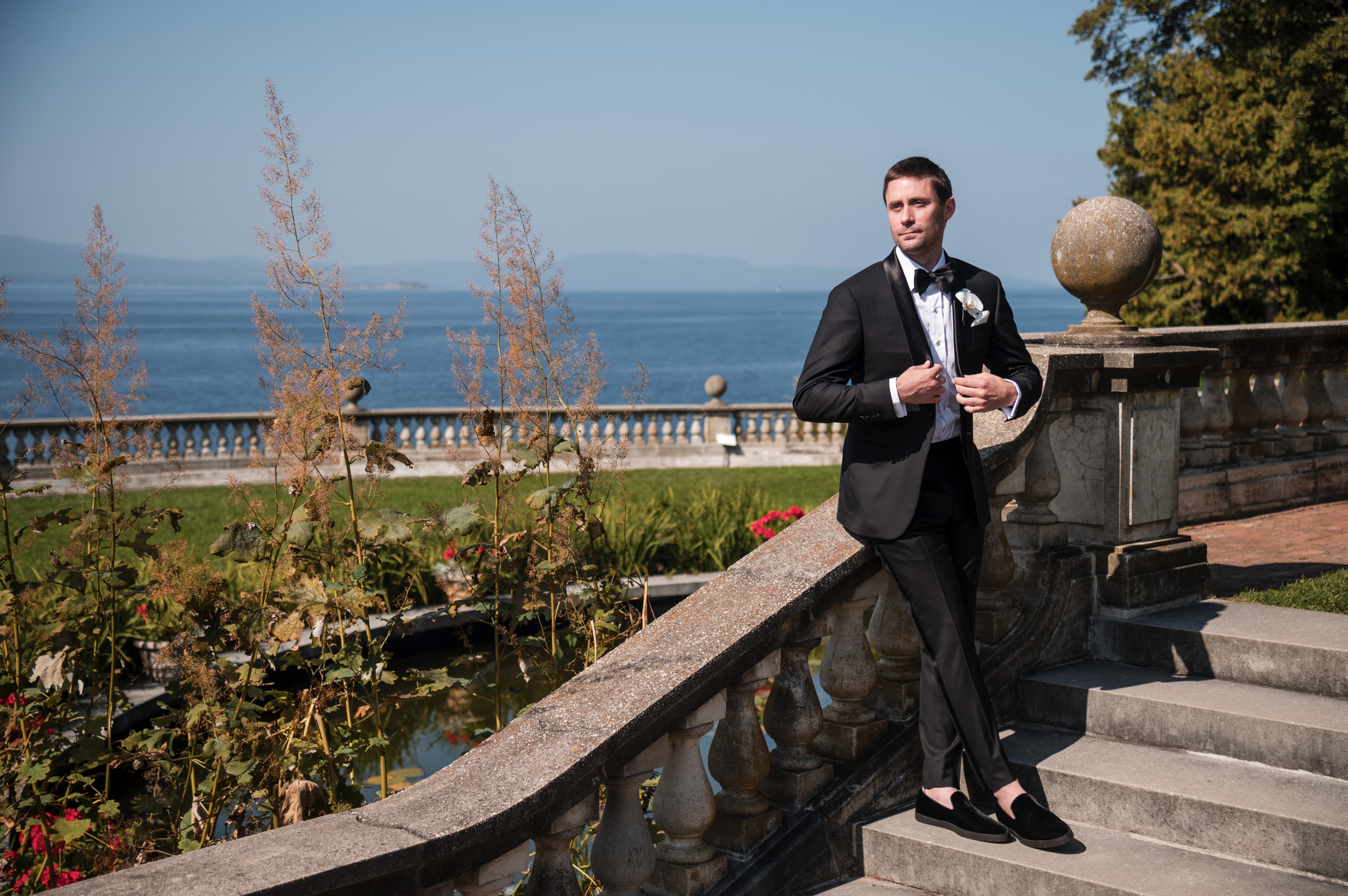groom on steps with lake view shelburne museum